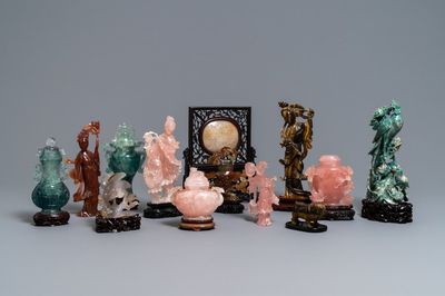 Douze oeuvres en pierre dure sculptée et un écran de table, Chine, 19/20ème