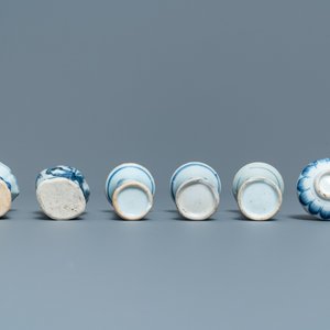 Douze petits vases en porcelaine de Chine bleu et blanc, Kangxi — photo 12
