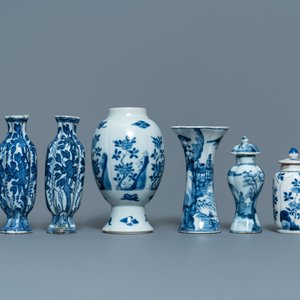 Douze petits vases en porcelaine de Chine bleu et blanc, Kangxi — photo 3
