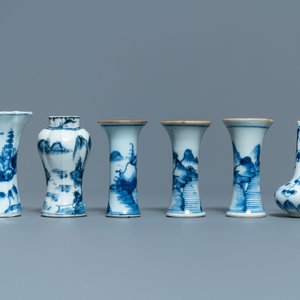 Douze petits vases en porcelaine de Chine bleu et blanc, Kangxi — photo 10