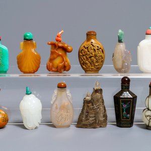 Douze tabatières en jade, agate et laque, Chine, 19/20ème — photo 2