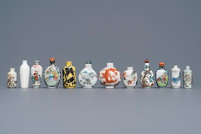 Douze tabatières en porcelaine de Chine famille rose et verte, 19/20ème