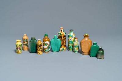 Douze tabatières en porcelaine de Chine monochrome et sancai, 19/20ème