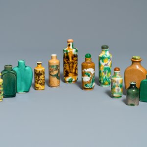 Douze tabatières en porcelaine de Chine monochrome et sancai, 19/20ème — photo 2