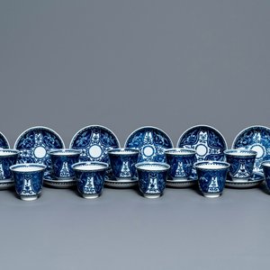 Douze tasses et soucoupes en porcelaine de Chine bleu et blanc, 19ème — photo 1