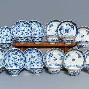 Douze tasses et soucoupes en porcelaine de Chine bleu et blanc, Kangxi/Qianlong — photo 1