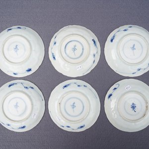 Douze tasses et soucoupes en porcelaine de Chine bleu et blanc, Kangxi/Qianlong — photo 11