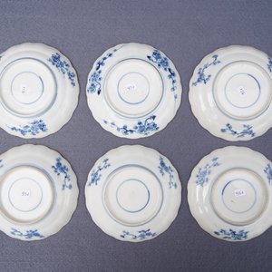 Douze tasses et soucoupes en porcelaine de Chine bleu et blanc, Kangxi/Qianlong — photo 13