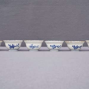 Douze tasses et soucoupes en porcelaine de Chine bleu et blanc, Kangxi/Qianlong — photo 16