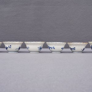 Douze tasses et soucoupes en porcelaine de Chine bleu et blanc, Kangxi/Qianlong — photo 17