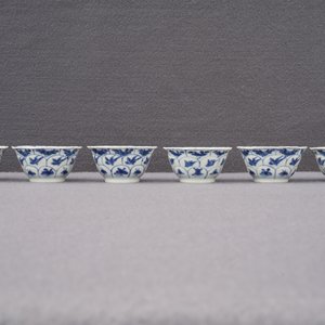 Douze tasses et soucoupes en porcelaine de Chine bleu et blanc, Kangxi/Qianlong — photo 18