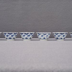 Douze tasses et soucoupes en porcelaine de Chine bleu et blanc, Kangxi/Qianlong — photo 19