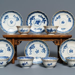 Douze tasses et soucoupes en porcelaine de Chine bleu et blanc, Kangxi/Qianlong — photo 2