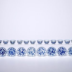 Douze tasses et soucoupes en porcelaine de Chine bleu et blanc, Kangxi — photo 1