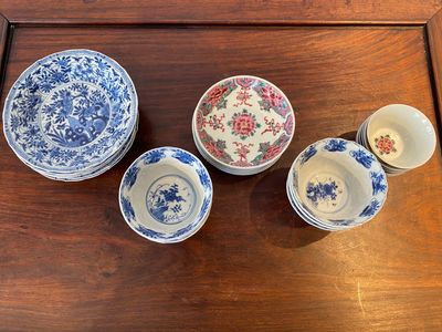 Douze tasses et soucoupes en porcelaine de Chine en bleu, blanc et famille rose, Kangxi/Yongzheng — photo 2