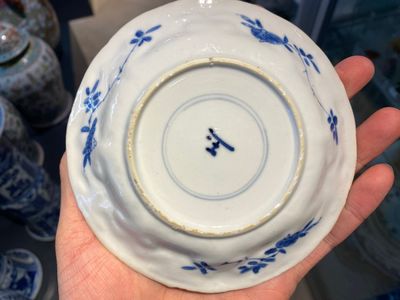 Douze tasses et soucoupes en porcelaine de Chine en bleu, blanc et famille rose, Kangxi/Yongzheng — photo 6