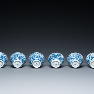 Douze tasses et soucoupes en porcelaine de Chine en bleu, blanc et famille rose, Kangxi/Yongzheng — photo 13