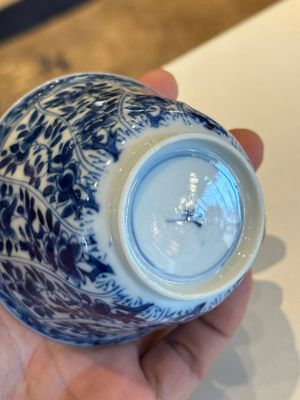 Douze tasses et soucoupes en porcelaine de Chine en bleu et blanc à décor floral, marque de jade, Kangxi — photo 15