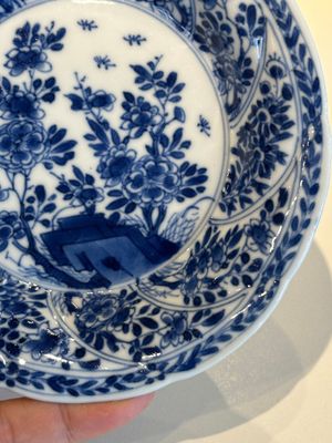 Douze tasses et soucoupes en porcelaine de Chine en bleu et blanc à décor floral, marque de jade, Kangxi — photo 3
