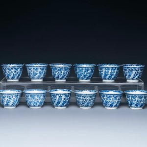 Douze tasses et soucoupes en porcelaine de Chine en bleu et blanc à décor floral, marque de jade, Kangxi — photo 4
