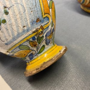 Drie apothekerspotten in Italiaanse majolica, 16/18e eeuw — foto 24