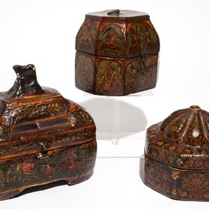 Drie beschilderde papier maché dozen, wellicht India, 19e eeuw — foto 1