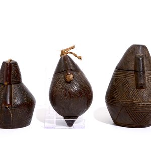 Drie bewerkt houten Bakongo kruit- of poederdozen, D.R. Congo, begin 20e eeuw — foto 3