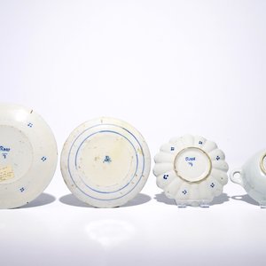 Drie blauw-witte Delftse borden en een papkom, 17/18e eeuw — foto 3