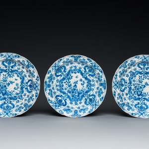 Drie blauw-witte Delftse borden met floraal decor, 1e kwart 18e eeuw — foto 2