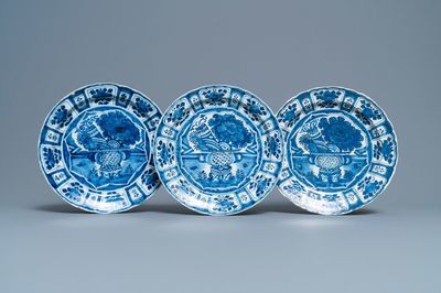 Drie blauw-witte Delftse chinoiserie schotels in Wanli-stijl, 1e kwart 18e eeuw