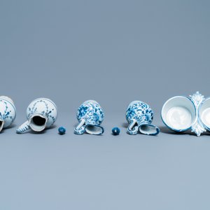 Drie blauw-witte Delftse en Franse apothekerspotten en vier kannen, 17/18e eeuw — foto 12