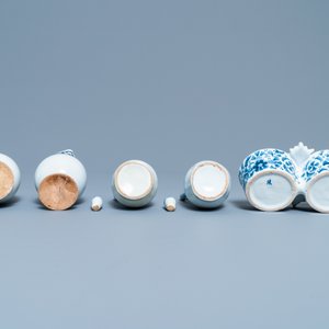 Drie blauw-witte Delftse en Franse apothekerspotten en vier kannen, 17/18e eeuw — foto 13