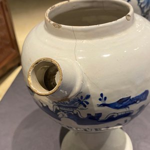 Drie blauw-witte Delftse en Franse apothekerspotten en vier kannen, 17/18e eeuw — foto 16