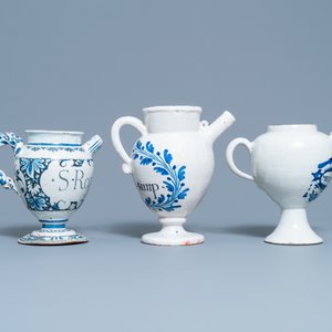 Drie blauw-witte Delftse en Franse apothekerspotten en vier kannen, 17/18e eeuw — foto 4