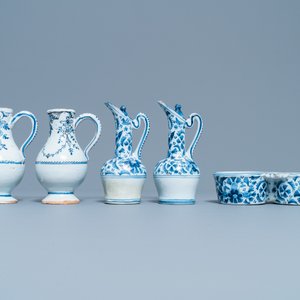 Drie blauw-witte Delftse en Franse apothekerspotten en vier kannen, 17/18e eeuw — foto 8