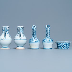 Drie blauw-witte Delftse en Franse apothekerspotten en vier kannen, 17/18e eeuw — foto 9