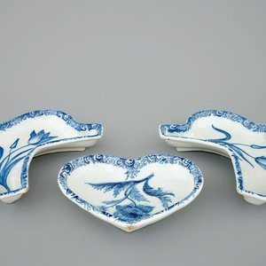 Drie blauw-witte Delftse rijsttafel schotels met tulpen en anjers, 18e eeuw — foto 2