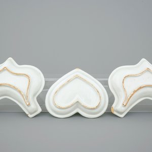Drie blauw-witte Delftse rijsttafel schotels met tulpen en anjers, 18e eeuw — foto 3