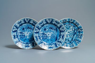 Drie blauw-witte Delftse schotels met eenden, 18e eeuw