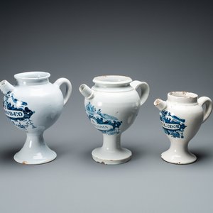 Drie blauw-witte Delftse siroopkannen, 18e eeuw — foto 1