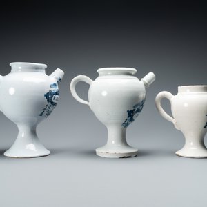 Drie blauw-witte Delftse siroopkannen, 18e eeuw — foto 4