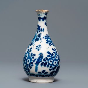 Drie blauw-witte Delftse vaasjes en een chinoiserie kan, 17/18e eeuw — foto 14