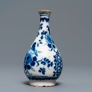 Drie blauw-witte Delftse vaasjes en een chinoiserie kan, 17/18e eeuw — foto 15