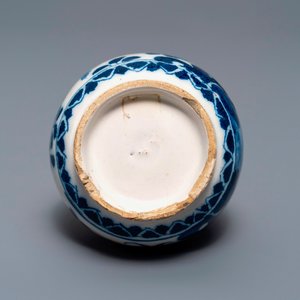 Drie blauw-witte Delftse vaasjes en een chinoiserie kan, 17/18e eeuw — foto 19