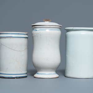 Drie blauw-witte en polychrome albarello-type apothekerspotten, Frankrijk, 2e helft 18e eeuw — foto 3