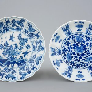 Drie blauw-witte Kangxi bordjes en een lotusvormig kommetje op onderschotel, Kangxi — foto 2