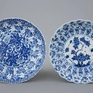 Drie blauw-witte Kangxi bordjes en een lotusvormig kommetje op onderschotel, Kangxi — foto 4
