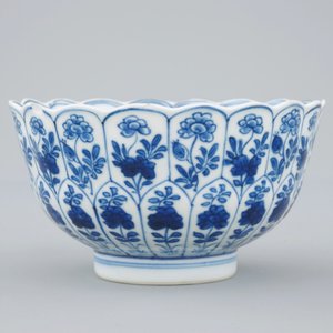 Drie blauw-witte Kangxi bordjes en een lotusvormig kommetje op onderschotel, Kangxi — foto 6