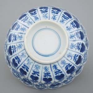 Drie blauw-witte Kangxi bordjes en een lotusvormig kommetje op onderschotel, Kangxi — foto 9