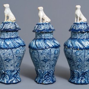 Drie blauwwitte Delftse dekselvazen met honden als dekselknop, 18e eeuw — foto 1